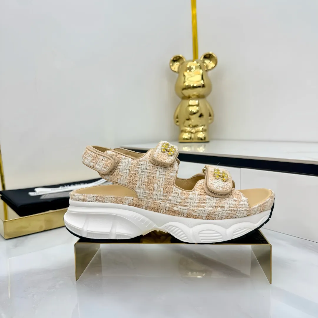 👟👟Ex-factory price 640👟👟 Top version... Chanel｜Chanel Xiaoxiang Velcro Beach Slippers Slippers Casual Beach Shoes 25ss Spring and Summer New Style! Beach shoes are a hit all over the internet! The latest model from the counter, I am still willing to buy it on my feet. It must be ranked among the most popular models. It is invincible in all seasons. Various bloggers and Internet celebrities can see the matching styles. Highly recommended. Pearlescent sheepskin upper, sheepskin lining, suede for feet. Original open-molded TPU outsole size: 35-40 (customized for 40 and 41). Full set of original packaging 👉 👉 👉